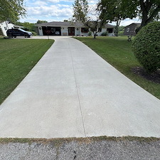 Driveway-Cleaning-in-Fort-Wayne-Restoring-Curb-Appeal-and-Protecting-Surfaces 1